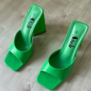 Trendy green block heel mules NWOT